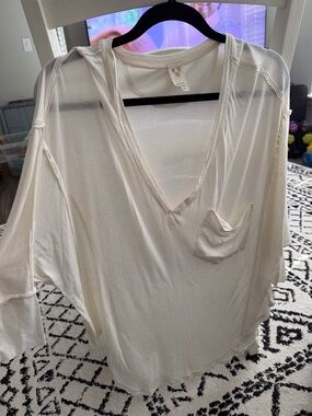 We The Free Lightweight Cream V-Neck Short Sleeve Tee